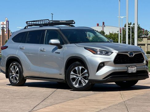 Used 2020 Toyota Highlander XLE AWD/4WD image 2