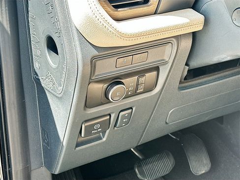 Used 2024 Ford Expedition Limited image 10