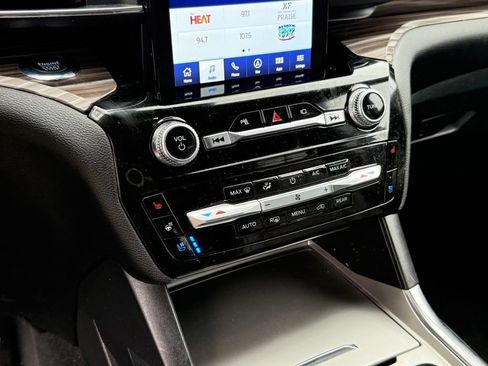Used 2022 Ford Explorer Limited w/ Limited Technology Package AWD/4WD image 18