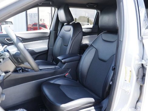 Used 2024 Jeep Compass Latitude AWD/4WD image 5