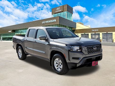 Used 2024 Nissan Frontier SV image 3