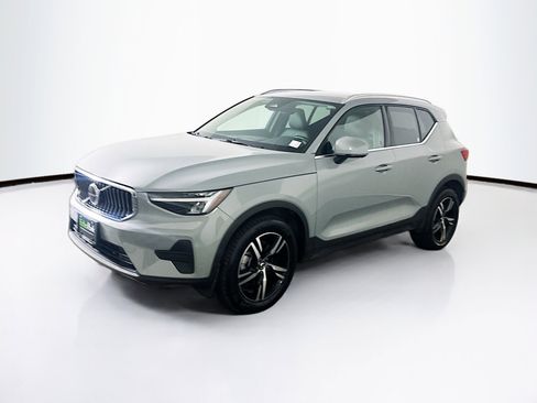 Used 2025 Volvo XC40 B5 Core image 3