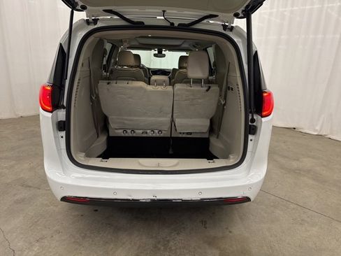 Used 2020 Chrysler Pacifica Limited image 27