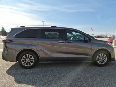 Used 2023 Toyota Sienna XLE image 4