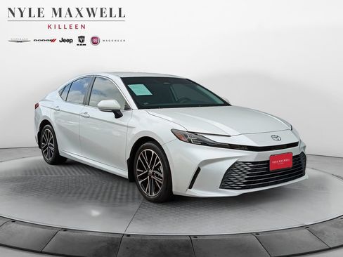 Used 2025 Toyota Camry XLE FWD image 2