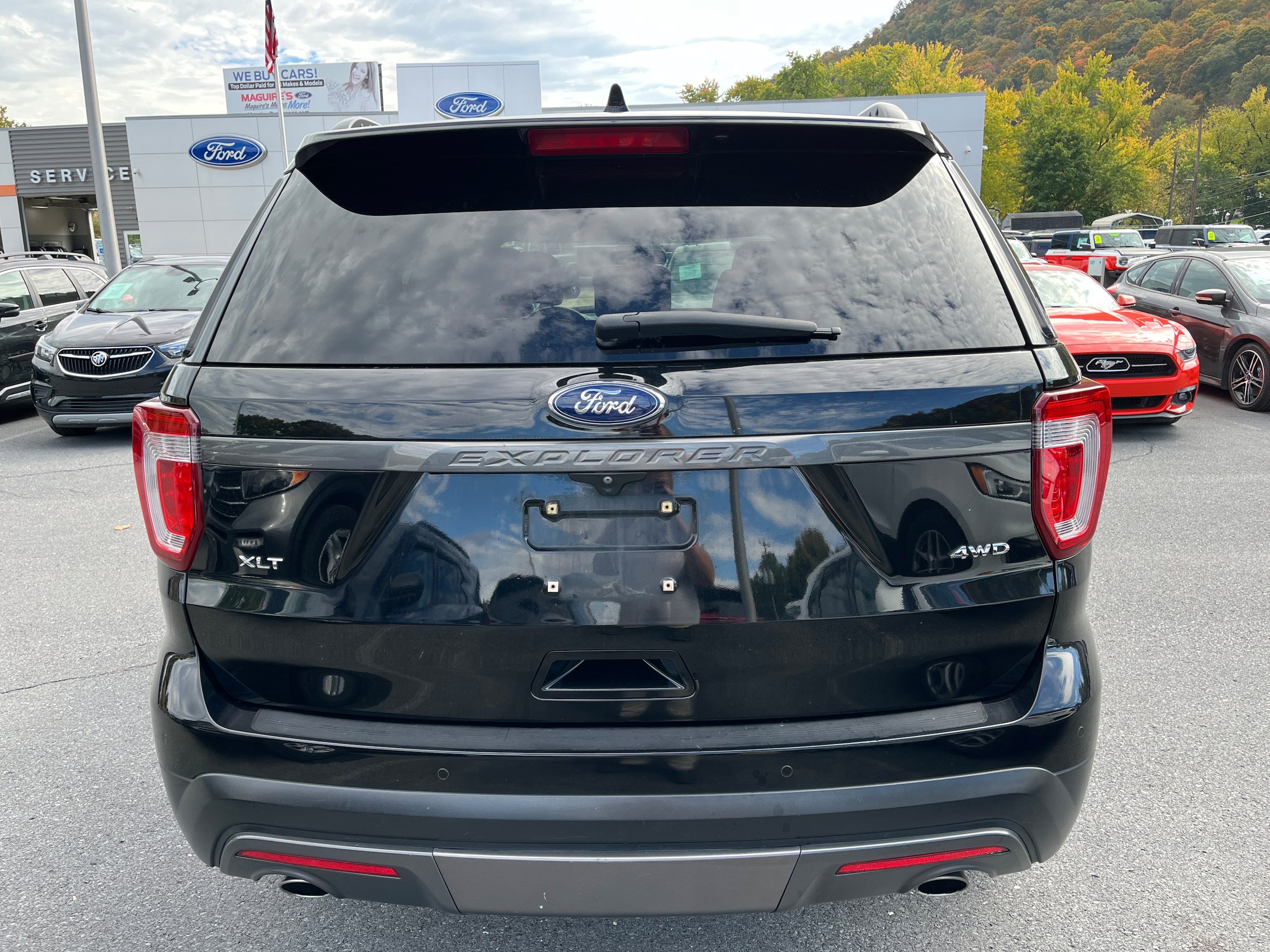 Certified 2017 Ford Explorer XLT w/ XLT Technology Feature Bundle AWD/4WD image 8