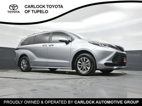Used 2025 Toyota Sienna LE image 41