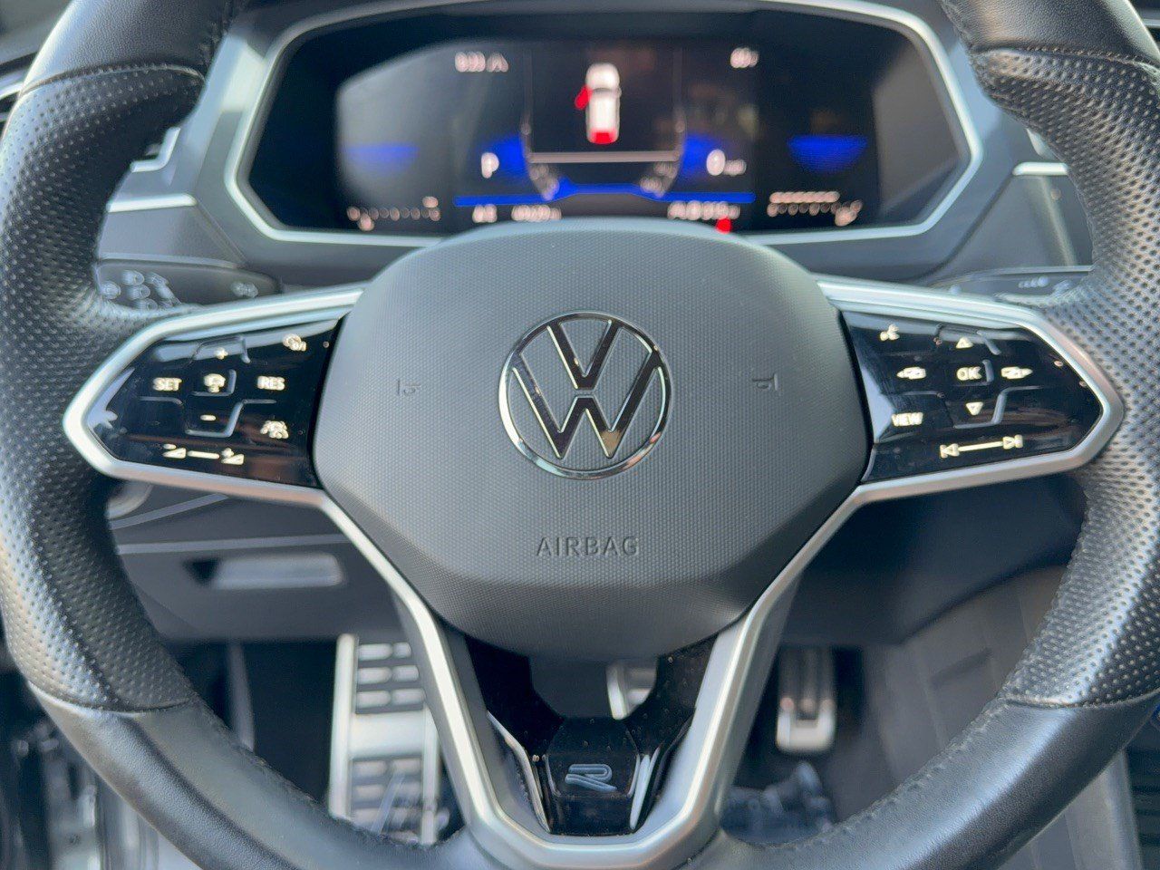 Used 2023 Volkswagen Tiguan SE R-Line AWD/4WD image 10