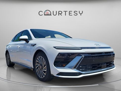 New 2025 Hyundai Sonata Limited image 4