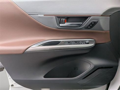 Used 2024 Toyota Venza Limited image 25