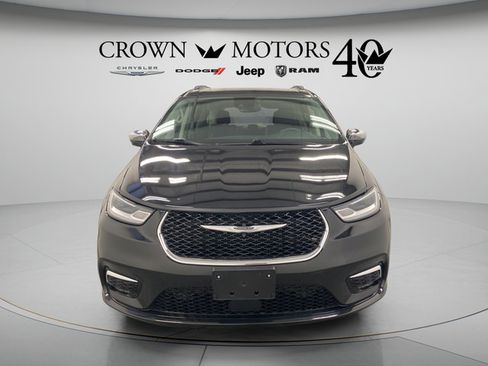 Used 2023 Chrysler Pacifica Limited AWD/4WD image 10