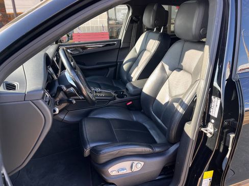 Used 2020 Porsche Macan Base AWD 4dr SUV image 9