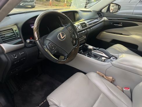 Used 2017 Lexus LS 460 w/ Comfort Package image 4