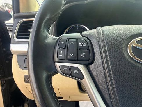 Used 2014 Toyota Highlander Limited FWD image 28