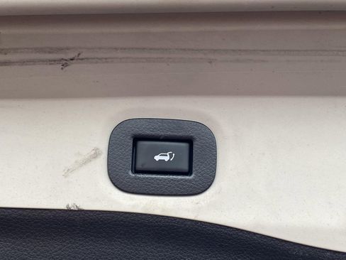 Used 2018 Nissan Rogue SV w/ Premium Package image 15