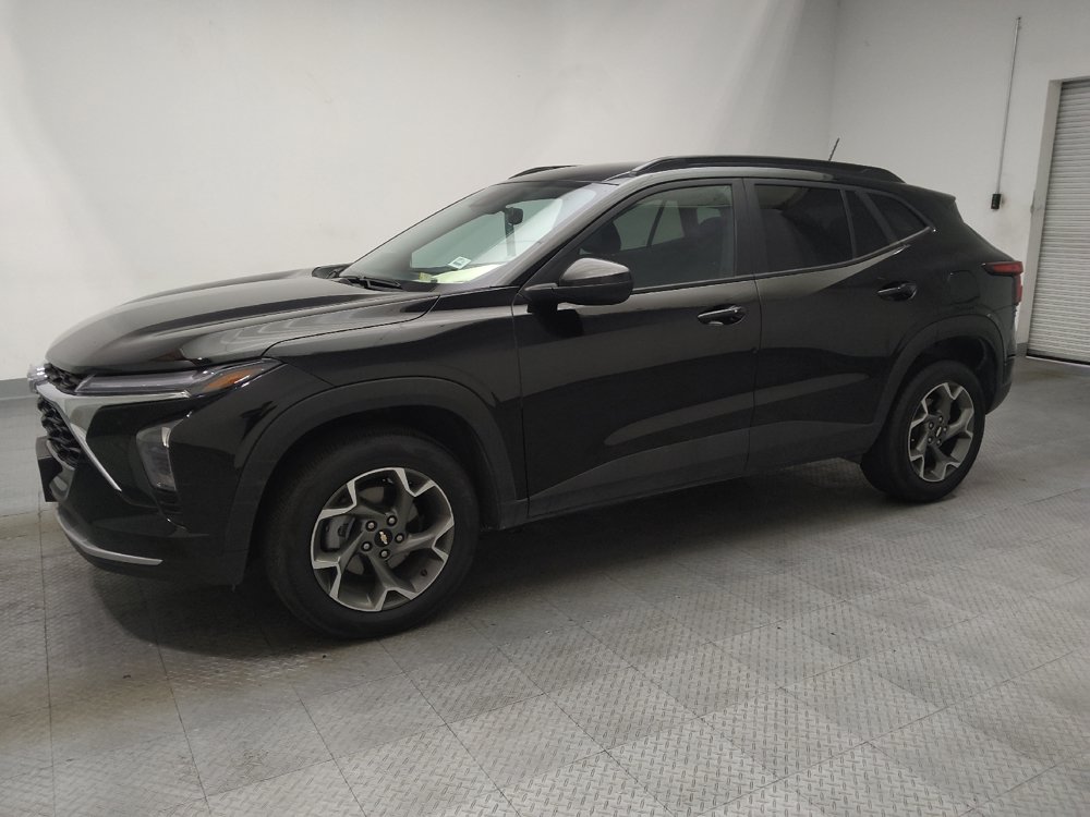 Used 2025 Chevrolet Trax LT w/ LT Convenience Package FWD image 2