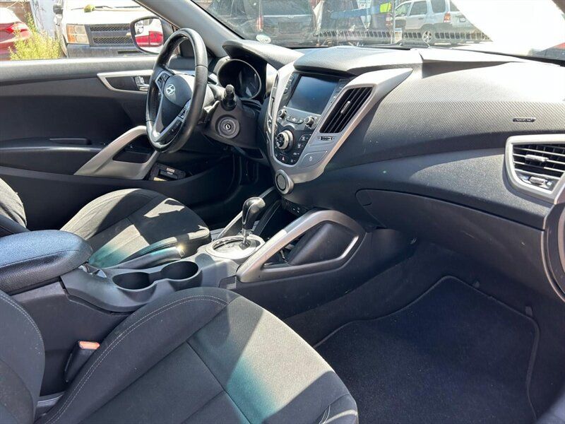 Used 2017 Hyundai Veloster FWD image 28