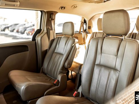 Used 2015 Chrysler Town & Country Touring image 29