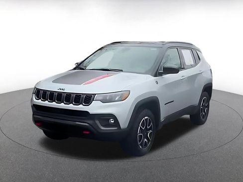 Used 2025 Jeep Compass Trailhawk image 4