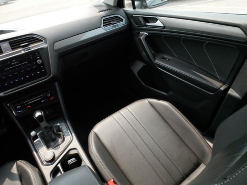 Used 2024 Volkswagen Tiguan SE AWD/4WD image 11