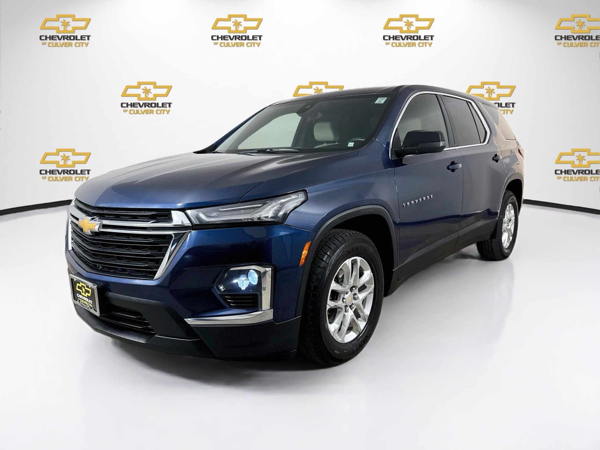 Used 2022 Chevrolet Traverse LS w/ LPO, Cargo Package FWD image 3