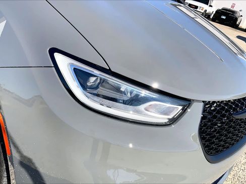 Used 2025 Chrysler Pacifica Limited image 27