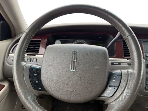 Used 2005 Lincoln Town Car Signature image 11