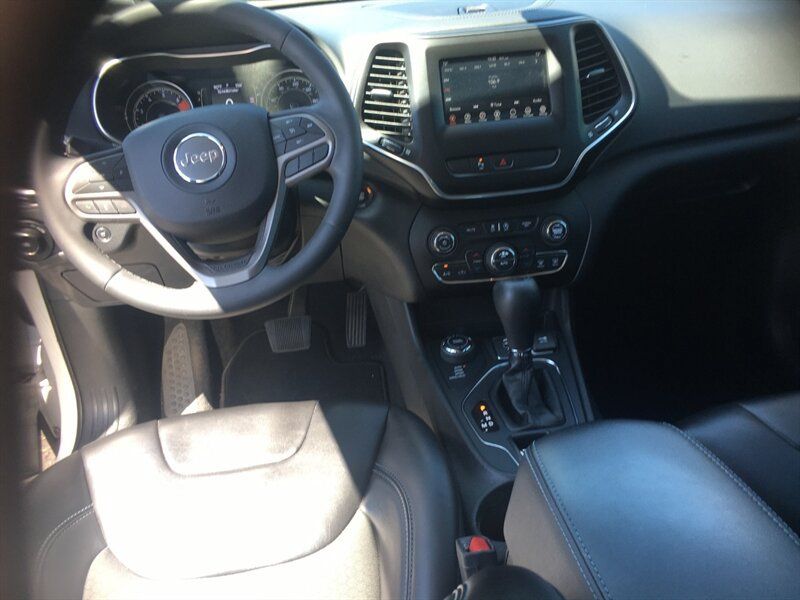 Used 2020 Jeep Cherokee Latitude Plus w/ Comfort/Convenience Group AWD/4WD image 8