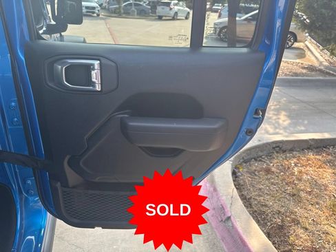 Used 2025 Jeep Wrangler Unlimited Rubicon w/ Convenience Group AWD/4WD image 13