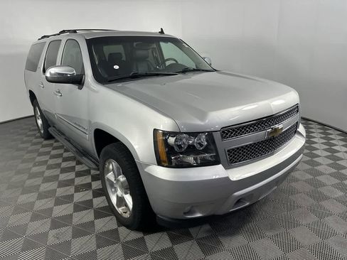 Used 2010 Chevrolet Suburban LTZ image 2