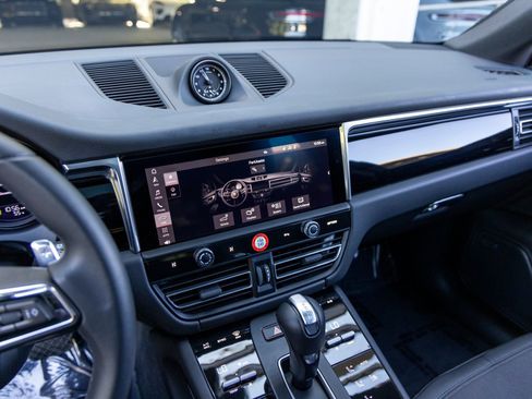 Certified 2025 Porsche Macan image 35