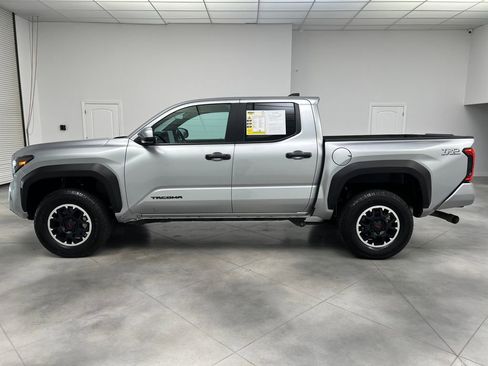 Used 2024 Toyota Tacoma TRD Off-Road AWD/4WD image 4