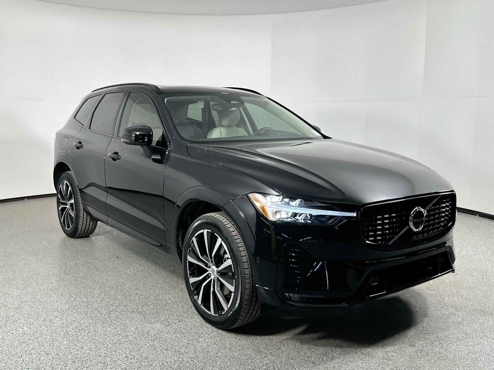 Certified 2025 Volvo XC60 B5 Plus w/ Protection Package Premier AWD/4WD image 3