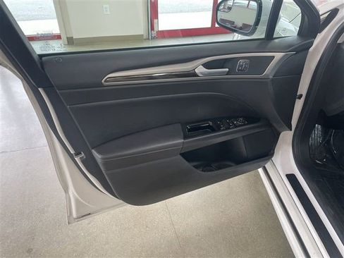 Used 2014 Ford Fusion SE w/ Equipment Group 202A FWD image 11