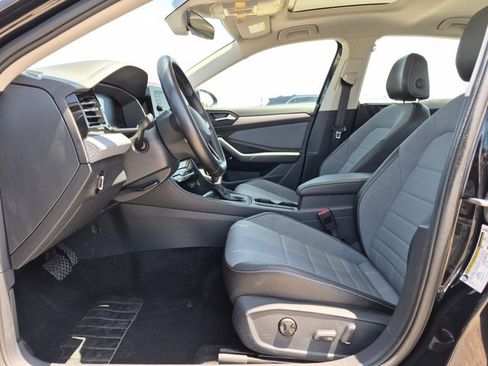 Used 2025 Volkswagen Jetta SE FWD image 17