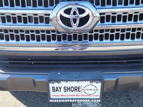 Used 2017 Toyota Tacoma TRD Sport image 11