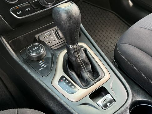 Used 2015 Jeep Cherokee Latitude w/ Cold Weather Group AWD/4WD image 26