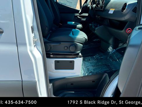 Used 2025 Mercedes-Benz Sprinter 2500 image 22