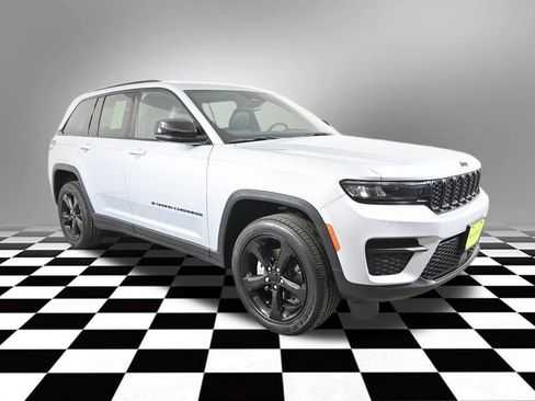 Used 2023 Jeep Grand Cherokee Altitude image 12