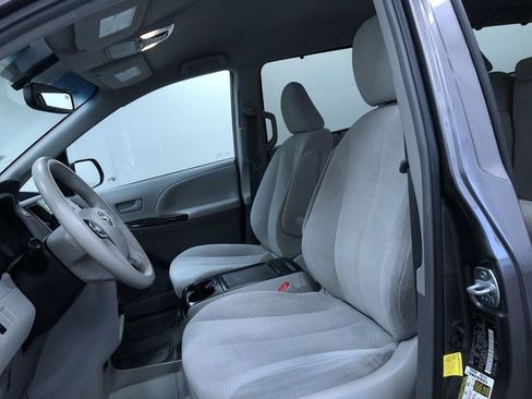 Used 2012 Toyota Sienna LE w/ Towing Pkg image 10