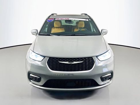 Used 2022 Chrysler Pacifica Pinnacle image 2