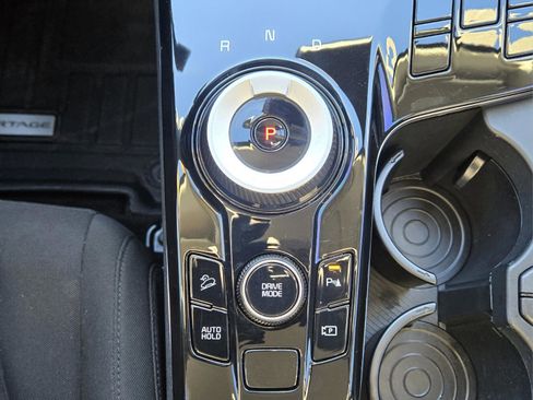 Used 2025 Kia Sportage LX image 17