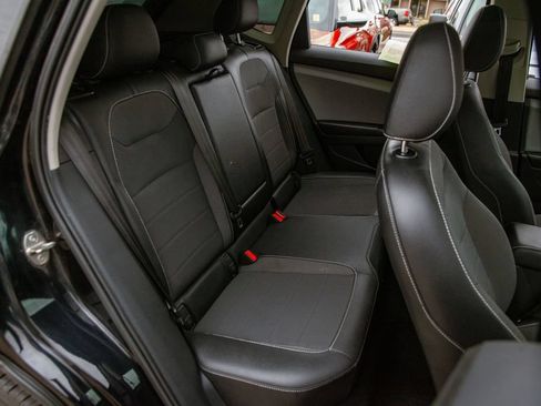 Used 2022 Volkswagen Taos SE w/ Panoramic Sunroof Package FWD image 12
