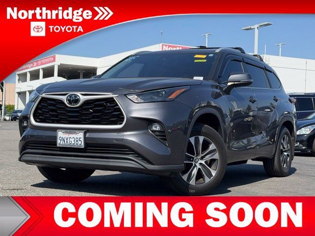 Used 2024 Toyota Highlander XLE AWD/4WD image 3