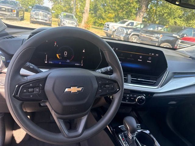 Used 2025 Chevrolet Trax LT FWD image 18