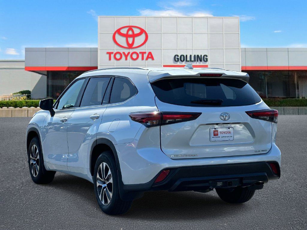 Used 2024 Toyota Highlander XLE AWD/4WD image 4