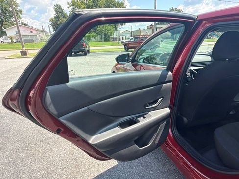 Used 2025 Hyundai Elantra SEL FWD image 9