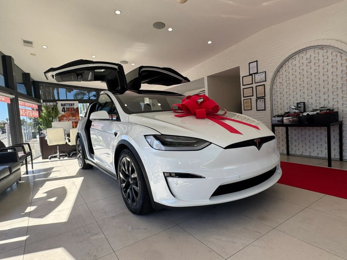 Used 2022 Tesla Model X AWD/4WD image 3