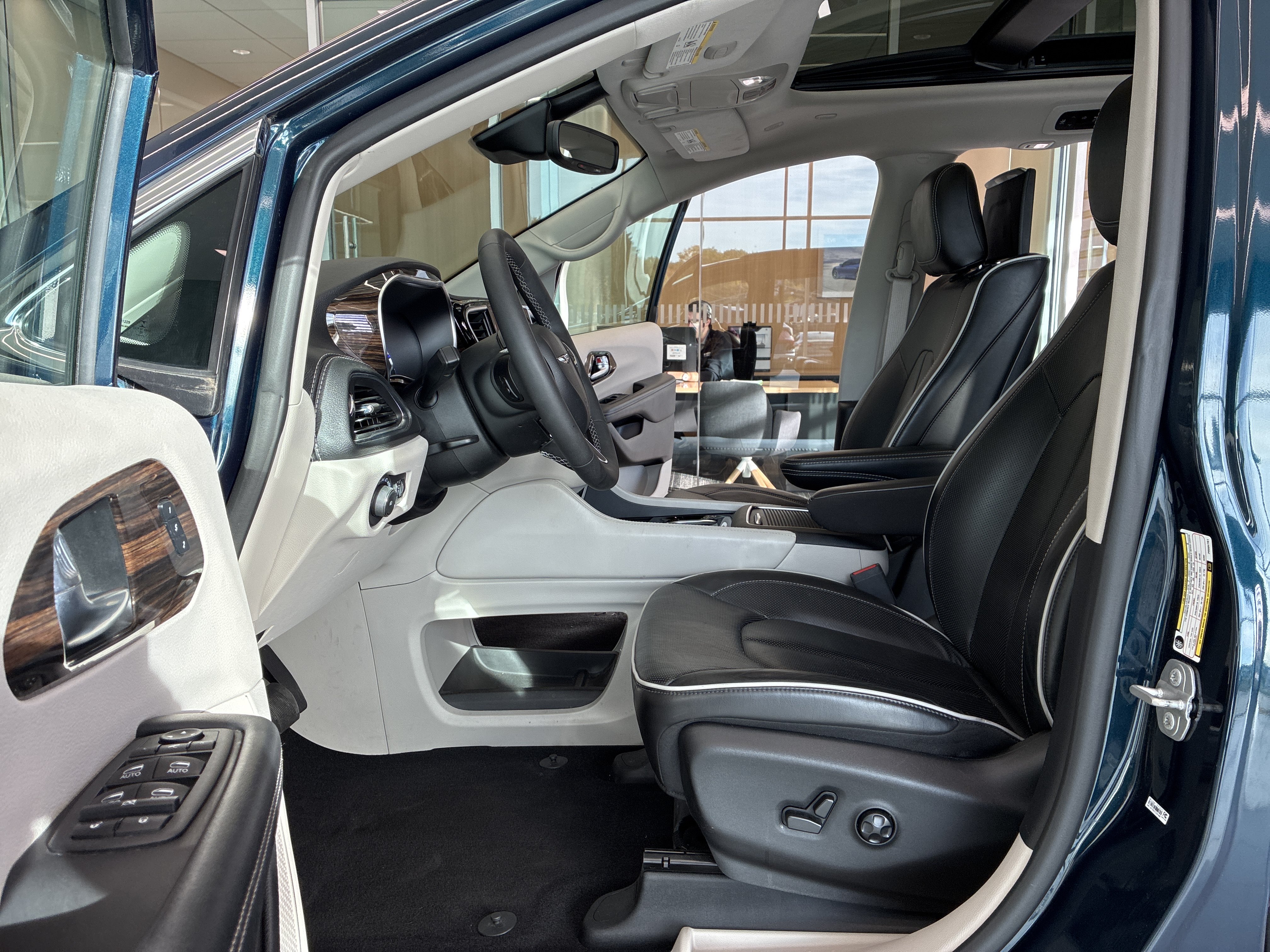 Certified 2023 Chrysler Pacifica Limited w/ Uconnect Theater Family Group AWD/4WD image 19
