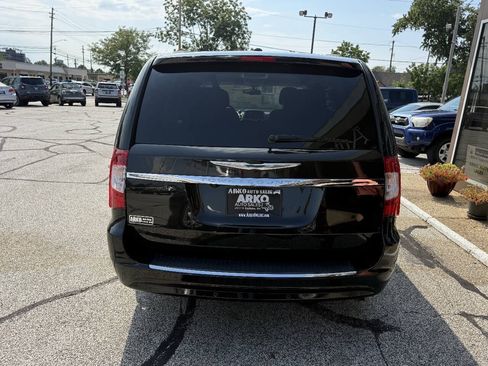 Used 2011 Chrysler Town & Country Touring w/ Entertainment Group #1 FWD image 8